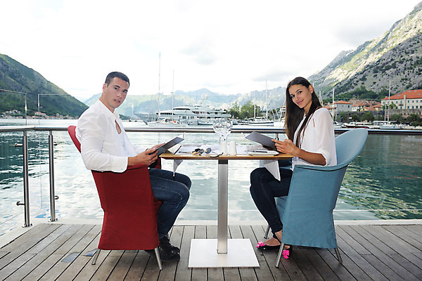 포토 JPG 해외이미지 전신 커플 여자 남자 바다 데이트 휴식 사랑 들기 앉기 성인 야외 두명 옆모습 식당 선택 메뉴판 연애 성인만 해외202004 해외포토 감정 뷰포인트 컨셉 관계 모션 사람 상점 파일형식 이미지허브