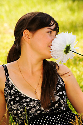 포토 JPG 해외이미지 응시 공원 행복 포즈 자연 갈색머리 건강 한명 미소 풍경 청춘 산책 기쁨 달콤 내추럴 러시아인 스타일 해외202004 해외포토 서양인 1 헤어스타일 시선 공공시설 감정 컨셉 휴식 표정 사람 맛 생태계 파일형식 이미지허브