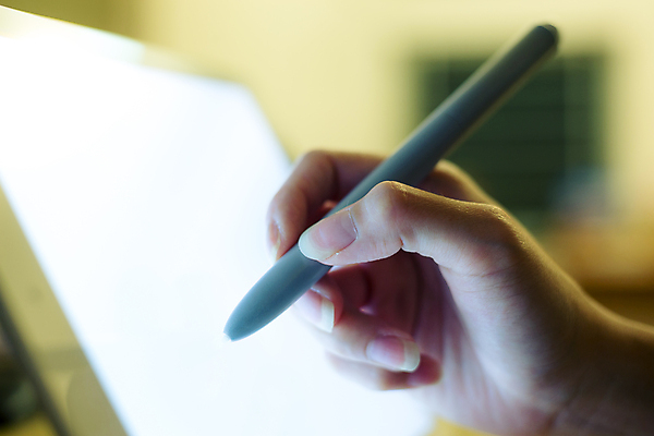 포토 JPG 해외이미지 손 들기 아웃포커스 신체부위 태블릿 그리기 태블릿펜 해외202004 해외포토 모션 촬영기법 사람 전자제품 스마트기기 펜 파일형식 이미지허브