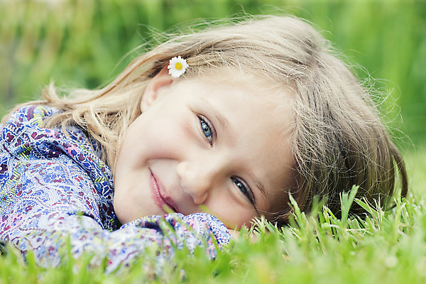 포토 JPG 해외이미지 백인 여자 꽃 딸 행복 어린이 백그라운드 밭 자연 휴가 휴식 따뜻함 한명 웃음 야외 태양 맑음 기쁨 시골 신선 잡기 숲 데이지 반가움 그리너리 해외202004 해외포토 자연요소 서양인 식물 1 감정 컨셉 농업 가족 모션 날씨 표정 사람 생태계 파일형식 트랜드컬러 이미지허브