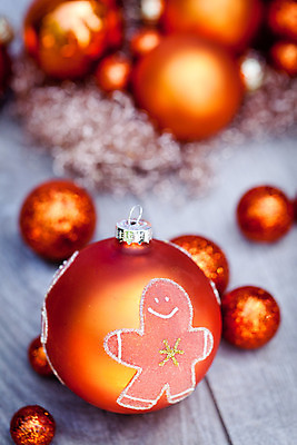 포토 JPG 해외이미지 크리스마스장식 크리스마스 실내 사람없음 아웃포커스 장식볼 오브젝트 진저맨 오너먼트 나무배경 해외202004 해외포토 기념일 백그라운드 촬영기법 내부 장식 진저쿠키 파일형식 이미지허브