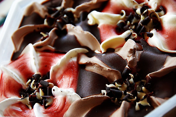 포토 JPG 해외이미지 음식 조각 백그라운드 부분 딸기 아이스크림 디저트 사람없음 빨간색 갈색 초콜릿 냉동 얼음 우유 추위 흰색 붓기 우아함 달콤 맛 잼 설탕 먹기 크림 상쾌 토핑 시럽 칼로리 짐싸기 입가심 해외202004 해외포토 자연요소 감정 컬러 컨셉 과일 모션 유제품 소스_음식 파일형식 이미지허브