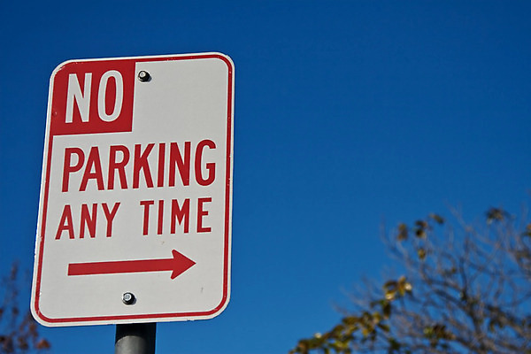 포토 JPG 해외이미지 도로 하늘 화살 거리 경고 사람없음 빨간색 파란색 반사 금속 금지 정보 흰색 시간 메시지 주차 사인 볼트 공지사항 위반 해외202004 해외포토 길 컬러 교통시설 재질 공구 파일형식 이미지허브