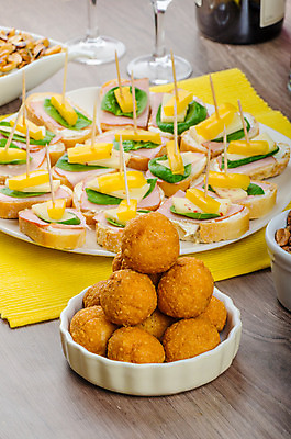 포토 JPG 해외이미지 전통 접시 기념일 음료 음식 백그라운드 잎 크리스마스 공 탁자 양파 치즈 새로움 돼지고기 요리 사람없음 빨간색 파티 요식업 식사 저녁식사 추위 견과류 흰색 축하 반지 고급 우아함 맛 굽기 연도 먹기 올리브 햄 시금치 백리향 뷔페 접수 해외202004 해외포토 식물 식기 열매 산업 컬러 가구 컨셉 채소 장신구 모션 유제품 육류 이벤트 구이 파일형식 이미지허브