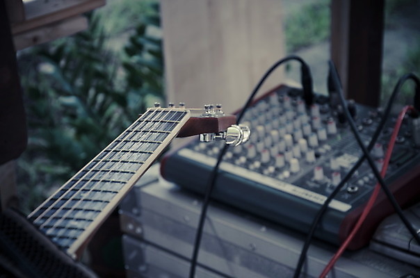 포토 JPG 해외이미지 1 문화 줄 음악 백그라운드 컨셉 텍스트 놀이 탁자 새로움 손잡이 여러명 취미 사람없음 목재 갈색 우주 어둠 소리 콘서트 연주자 음악가 듣기 장비 무대 수확 기구 기타 최고 클래식 오브젝트 싱글 오디오 기타리스트 멜로디 뮤지컬 인기 해외202004 해외포토 나무 직업 컬러 가구 다수 농업 재료 모션 현악기 문화예술 사람 전자제품 공연 파일형식 이미지허브