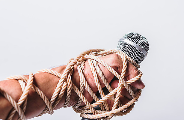 포토 JPG 해외이미지 손 남자 백그라운드 컨셉 통신 말하기 사람 사람없음 단어 세계 어둠 주먹 자유 표현 기자 뉴스 쇠사슬 민주주의 묶기 마이크 면접 방송 언론 리포터 의견 위반 무료 제어 해외202004 해외포토 직업 문자 음향기기 비즈니스 모션 신체부위 파일형식 이미지허브