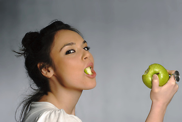 포토 JPG 해외이미지 백인 1 라이프스타일 여자 행복 유럽 포즈 갈색머리 건강 한명 서기 웃음 20대 성인 가로 유행 귀여움 화장품 기쁨 흰색 선탠 시원함 만족 피부관리 토막 스타일 카피스페이스 해외202004 해외포토 서양인 헤어스타일 감정 나라 컬러 컨셉 모션 표정 사람 청년 생활 뷰티 공백 파일형식 이미지허브