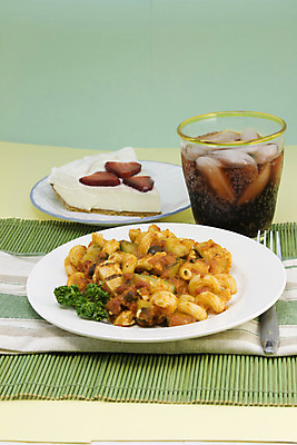 포토 JPG 해외이미지 접시 음식 포크 채소 파스타 육류 사람없음 빨간색 초록색 식사 저녁식사 치킨 이탈리아 고명 소다 펜네 해외202004 해외포토 식기 유럽 컬러 식재료 서양음식 닭고기요리 파일형식 이미지허브