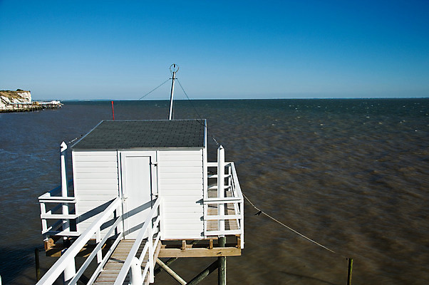 포토 JPG 해외이미지 직업 전통 유럽 밧줄 바다 백그라운드 건축양식 자연 조류 낚시 휴식 사람없음 야외 건물 목재 물 파란색 프랑스 흰색 기둥 그물 성자 오두막 정사각형 말뚝 대서양 해외202004 해외포토 자연요소 도형 나무 동물 건축물 건축 나라 종교 줄 컬러 컨셉 재료 레저 생태계 파일형식 이미지허브