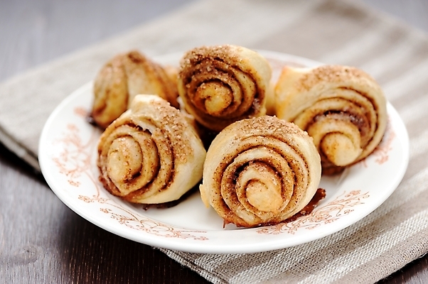 포토 JPG 해외이미지 전통 접시 음식 백그라운드 디저트 스웨덴 사람없음 갈색 케이크 빵집 소용돌이 흰색 대접 신선 달콤 맛 아침식사 두루마리 굽기 롤 번 시나몬 페스츄리 핸드메이드 갈색배경 해외202004 시나몬롤 해외포토 식기 빵 컬러 컨셉 북유럽 상점 식사 회오리 구이 파일형식 이미지허브