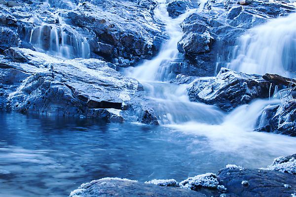 포토 JPG 해외이미지 겨울 자연 사람없음 물 파란색 강 얼음 폭포 흐름 추위 나뭇가지 신선 액체 느림 셔터 해외202004 해외포토 자연요소 나무 계절 컬러 컨셉 생태계 파일형식 이미지허브