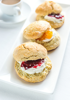 포토 JPG 해외이미지 접시 커피 실내 사람없음 아웃포커스 커피잔 크림 흰배경 일렬 과일잼 스콘 해외202004 해외포토 식기 음료 빵 백그라운드 잔 촬영기법 내부 흰색 잼 파일형식 이미지허브