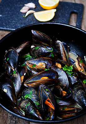 포토 JPG 해외이미지 전통 접시 음식 빵 바다 백그라운드 조개 파슬리 건강 요리 사람없음 목재 식당 와인 검은색 식사 프랑스 껍질 시골 신선 클래식 고수 강의 허브 해산물 크림 확인 홍합 프랑스어 노르망디 삶기 해외202004 해외포토 나무 식물 문자 식기 유럽 컬러 컨셉 채소 재료 어패류 주류 상점 향신료 파일형식 이미지허브