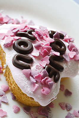 포토 JPG 해외이미지 접시 기념일 음식 분홍색 결혼 휴가 디저트 발렌타인데이 사탕 사랑 사람없음 파티 케이크 초콜릿 얼음 축제 하트 달콤 설탕 컵케이크 편지 굽기 해외202004 해외포토 자연요소 모양 식기 감정 컬러 데이이벤트 이벤트 맛 구이 파일형식 이미지허브