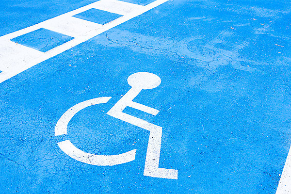 포토 JPG 해외이미지 외관 사람없음 야외 파란색 닫기 주차 장애인 심볼 오브젝트 휠체어 장애 해외202004 해외포토 컬러 모션 파일형식 이미지허브