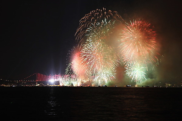 포토 JPG 해외이미지 바다 건축양식 불 휴가 기념 이스탄불 이벤트 사람없음 빨간색 물 빛 검은색 축제 축하 야간 폭발 쇼 칠면조 보스포루스 해외202004 해외포토 자연요소 건축 컬러 컨셉 조류 파일형식 튀르키예 이미지허브