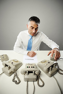 포토 JPG 해외이미지 스튜디오촬영 백인 중년 컨셉 비즈니스 넥타이 한명 사람 앉기 성인 세로 직장인 비즈니스맨 전화기 서비스 컨설턴트 경영자 텔레마케팅 비서 지원 해외202004 해외포토 서양인 직업 1 잡화 남자 모션 실내 전문직 서비스업 상담 리더 파일형식 이미지허브