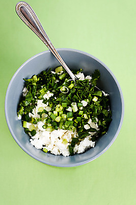 포토 JPG 해외이미지 접시 음식 분홍색 다이어트 치즈 파슬리 건강 사람없음 빨간색 초록색 금속 숟가락 흰색 도자기 몸무게 향기 칼로리 저칼로리 해외202004 해외포토 식기 컬러 채소 재질 유제품 수저 냄새 파일형식 이미지허브