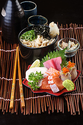 포토 JPG 해외이미지 전통 접시 아시아 음식 조각 백그라운드 새우 건강 어류 동양인 사람없음 빨간색 세트 일본 식사 저녁식사 여러개 초밥 회 흰색 신선 맛 혼합 고추냉이 참치 해산물 날것 문어 연어 모음 점심식사 해외202004 해외포토 식기 나라 컬러 다수 컨셉 연체동물 갑각류 인종 한글 수중동물 양념 일본음식 파일형식 이미지허브