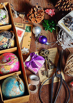 포토 JPG 해외이미지 크리스마스장식 크리스마스 포장 열쇠 가위 실내 사람없음 지구본 장식볼 오브젝트 솔방울 오너먼트 나무배경 해외202004 해외포토 기념일 백그라운드 문구용품 내부 장식 파일형식 이미지허브