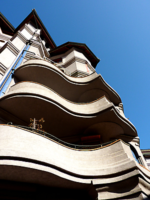 포토 JPG 해외이미지 디자인 선 벽 건축양식 창문 유리 하늘 지붕 아파트 주택 사람없음 건물 빨간색 초록색 파란색 빛 금속 발코니 흰색 도시 괴짜 건축가 리빙 시각장애인 오리지널 콘크리트 해외202004 해외포토 직업 건축물 건축 컬러 컨셉 재질 장애인 파일형식 이미지허브