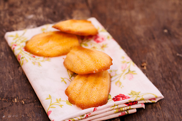 포토 JPG 해외이미지 디저트 실내 사람없음 여러개 식탁보 나무배경 해외202004 마들렌 해외포토 음식 다수 백그라운드 내부 파일형식 이미지허브