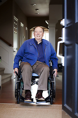 포토 JPG 해외이미지 백인 남자 행복 주택 한명 문 장비 흰색 장애인 휠체어 장애 옛날 해외202004 해외포토 서양인 1 감정 컬러 사람 건물 파일형식 이미지허브