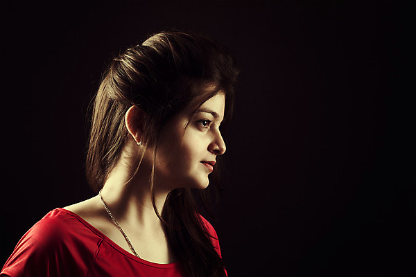 포토 JPG 해외이미지 응시 드레스 여자 행복 얼굴 한명 빨간색 유행 기쁨 인도인 해외202004 해외포토 외국인 1 시선 옷 감정 컬러 사람 동양인 신체부위 파일형식 이미지허브