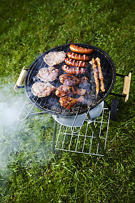 포토 JPG 해외이미지 주간 육류 요리 사람없음 야외 파티 정원 꼬치 연기 그릴 바비큐 굽기 닭다리 소시지구이 해외202004 해외포토 자연요소 음식 식재료 주방용품 이벤트 소시지 구이 파일형식 이미지허브