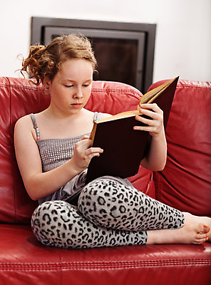 포토 JPG 해외이미지 여자 어린이 주택 실내 한명 사람 앉기 내부 10대 책 빨간색 소파 독서 가죽 해외202004 해외포토 1 컬러 의자 모션 청소년 건물 파일형식 이미지허브