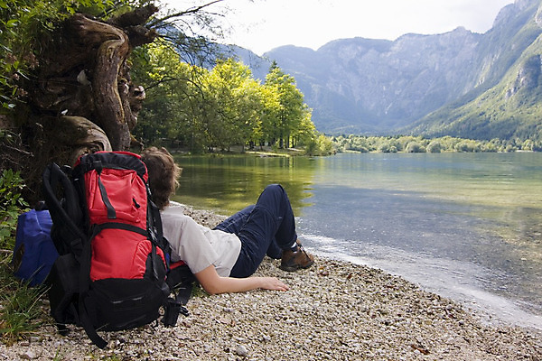포토 JPG 해외이미지 호수 배낭 자연 휴식 산 한명 풍경 야외 물 트래킹 하이킹 일시정지 단절 백패커 하이커 해외202004 해외포토 자연요소 1 여행 컨셉 가방 레저 사람 생태계 파일형식 이미지허브