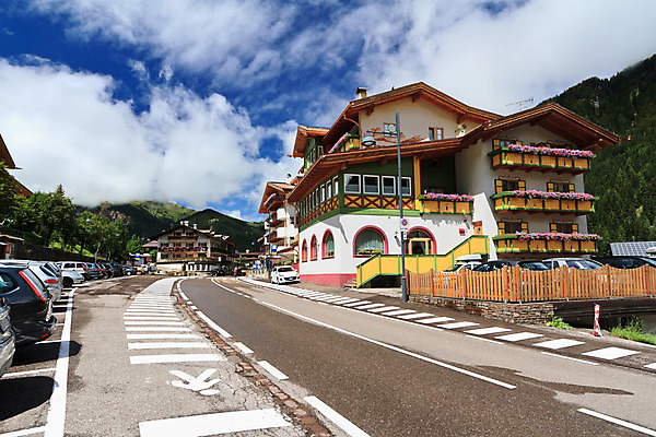포토 JPG 해외이미지 구름 유럽 도로 여행 교통시설 자동차 자연 하늘 휴가 산 거리 주택 풍경 사람없음 야외 건물 여름 파란색 여행객 마을 계곡 이탈리아 도시 아스팔트 알프스 타운 자동 해외202004 해외포토 자연요소 건축물 계절 나라 길 육상교통 컬러 교통 사람 시설 생태계 파일형식 이미지허브