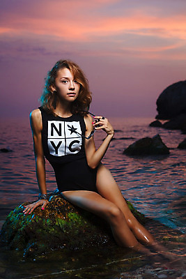 포토 JPG 해외이미지 여자 행복 바다 여행 포즈 신체 하늘 휴가 휴식 건강 한명 물 빛 태양 유행 일출 일몰 뜨거움 선탠 조경 해외202004 해외포토 자연요소 1 감정 컨셉 사람 노을 파일형식 이미지허브