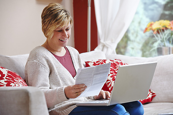 포토 JPG 해외이미지 여자 행복 가정 주택 한명 미소 앉기 풍경 성인 금융 노트북 컴퓨터 무선전화기 대출 해외202004 해외포토 1 감정 모션 표정 사람 건물 경제 전자제품 전화기 파일형식 이미지허브