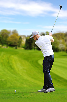 포토 JPG 해외이미지 나무 라이프스타일 남자 스포츠 골프 공 자연 놀이 하늘 수염 한명 사람 성인 취미 야외 초록색 여름 파란색 운동 경쟁 봄 게임 운전사 골퍼 강의 그네 클럽 준비 골프티 때리기 페어웨이 플레이어 해외202004 해외포토 식물 직업 1 계절 컬러 컨셉 모션 운동선수 골프용품 건강 생활 구기 생태계 파일형식 이미지허브