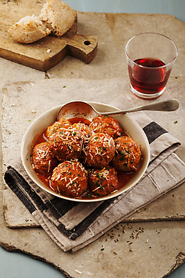 포토 JPG 해외이미지 그릇 음료 빵 잔 사람없음 숟가락 뜨거움 미트볼 토마토소스 나무도마 해외202004 해외포토 식기 음식 도마 수저 목재 소스_음식 파일형식 이미지허브