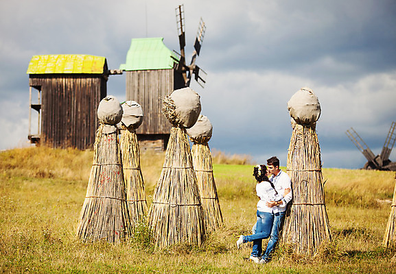 포토 JPG 해외이미지 백인 전통 라이프스타일 커플 옷 여자 남자 행복 2 밭 관계 포옹 키스 함께함 사랑 사람 성인 야외 두명 여름 농장 쌓기 마을 풍차 수확 가을 흰색 시골 볏짚 보따리 박물관 열정 밀짚 옛날 우크라이나 스타일 해외202004 해외포토 서양인 계절 감정 유럽 컬러 컨셉 농업 안기 모션 생활 짚 애정표현 파일형식 이미지허브