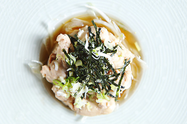 포토 JPG 해외이미지 접시 양파 육류 사람없음 초록색 식당 식사 치킨 해조류 해외202004 해외포토 식기 컬러 채소 식재료 상점 해양식물 닭고기요리 파일형식 이미지허브