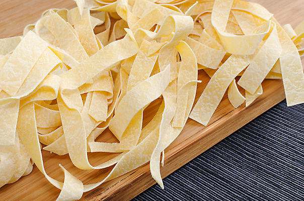 포토 JPG 해외이미지 전통 접시 음식 백그라운드 패턴 다이어트 토마토 재료 탁자 추상 건조 파스타 건강 스파게티 요리 사람없음 목재 노란색 주방 식사 저녁식사 이탈리아 흰색 신선 면 낟알 밀 먹기 묘사 질감 날것 반죽 만들기 점심식사 마카로니 채식주의자 탈리아텔레 해외202004 해외포토 나무 식기 유럽 컬러 가구 무늬 채소 모션 곡류 서양음식 채식 파스타면 파일형식 이미지허브