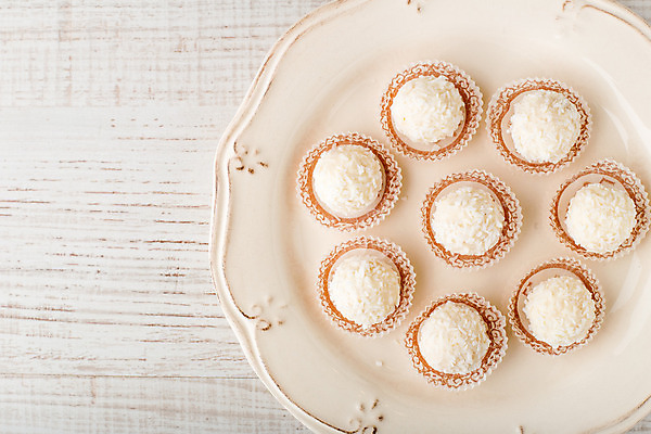 포토 JPG 해외이미지 모양 접시 음식 백그라운드 패턴 탁자 사탕 사람없음 목재 우주 흰색 냅킨 코코넛 구성 프로방스 해외202004 해외포토 나무 식기 컬러 가구 무늬 과일 재료 디저트 파일형식 이미지허브