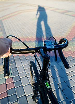 포토 JPG 해외이미지 1 라이프스타일 손 남자 도로 스포츠 건강 손잡이 그림자 사람 성인 사람없음 야외 자전거 봄 장비 바퀴 승차 묘사 사이클링 라이더 바이킹 해외202004 해외포토 계절 길 교통시설 모션 생활 신체부위 바이크 육상스포츠 파일형식 이미지허브