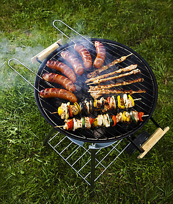포토 JPG 해외이미지 주간 육류 요리 사람없음 야외 파티 정원 꼬치 연기 그릴 바비큐 굽기 꼬치구이 소시지구이 해외202004 해외포토 자연요소 음식 식재료 주방용품 이벤트 소시지 구이 파일형식 이미지허브