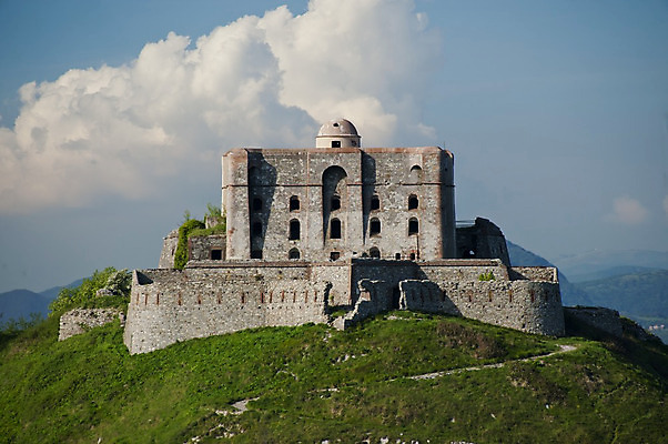 포토 JPG 해외이미지 유럽 벽 건축양식 사람없음 건물 초록색 이탈리아 성 역사 재산 보호 지중해 언덕 옛날 해외202004 해외포토 건축물 건축 나라 바다 컬러 컨셉 금융 파일형식 이미지허브