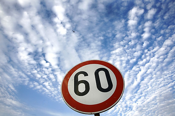 포토 JPG 해외이미지 구름 도로 하늘 거리 안전 사람없음 빨간색 검은색 시간 표지판 원형 고속도로 60대 계획 사인 속도 도로표지판 법 느림 H 한계 해외202004 해외포토 자연요소 도형 알파벳 노년 길 컬러 컨셉 교통시설 알림판 파일형식 이미지허브