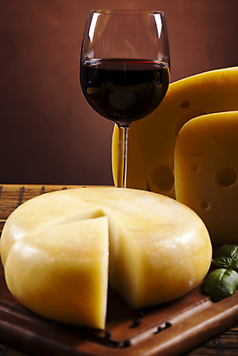 포토 JPG 해외이미지 와인잔 치즈 사람없음 와인 바질 나무도마 갈색배경 해외202004 해외포토 백그라운드 술잔 유제품 도마 주류 목재 갈색 파일형식 이미지허브