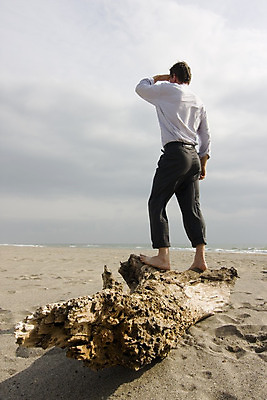 포토 JPG 해외이미지 백인 직업 응시 남자 바다 비즈니스 하늘 미래 아이디어 한명 정장 성인 야외 글로벌 관찰 비즈니스맨 손목시계 검색 경영자 시력 비전 발견 파산 선견지명 해외202004 해외포토 서양인 1 시선 옷 시계 컨셉 장신구 모션 사람 금융 직장인 리더 파일형식 이미지허브