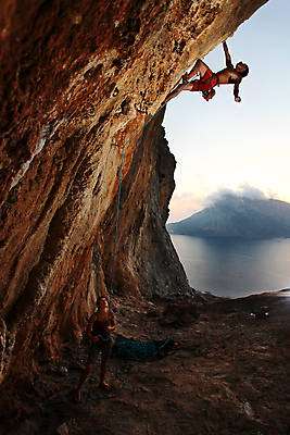 포토 JPG 해외이미지 주간 전신 남자 섬 하늘 매달리기 한명 성인 야외 옆모습 암벽 오르기 암벽등반 암벽등반가 성인남자한명만 해외202004 해외포토 자연요소 1 뷰포인트 모션 사람 등산 남자한명만 성인남자만 파일형식 이미지허브