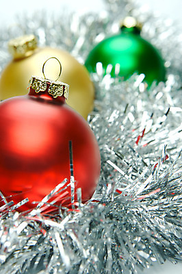 포토 JPG 해외이미지 크리스마스장식 크리스마스 실내 사람없음 아웃포커스 장식볼 오브젝트 오너먼트 해외202004 해외포토 기념일 촬영기법 내부 장식 파일형식 이미지허브