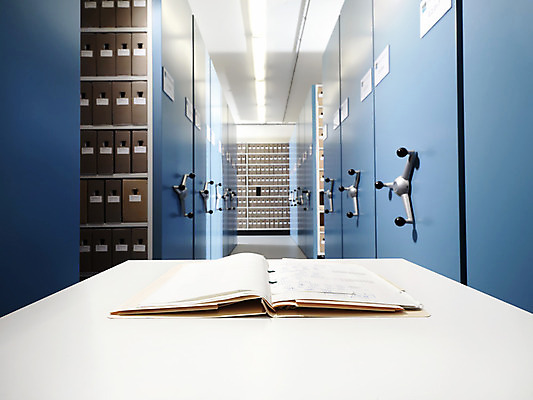 포토 JPG 해외이미지 시계 의자 탁자 실내 사람없음 내부 빨간색 상자 사무실 쌓기 작업장 캐비닛 심볼 책상 오브젝트 사인 폴더 보관소 해외202004 해외포토 산업 컬러 가구 비즈니스 모션 사물함 저장 파일 파일형식 이미지허브