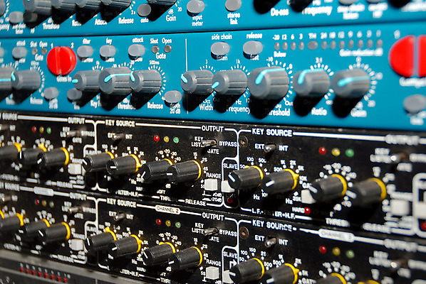 포토 JPG 해외이미지 산업 음악 손잡이 사람없음 전자제품 컴퓨터 파티 디지털 힘 소리 장비 기구 판넬 선택 볼륨 믹서 측정 라디오 오디오 다이얼 스위치 스테레오 조절 녹음기 뮤지컬 발생 섞기 신발장 제어 키패드 프로세서 효과 해외202004 해외포토 컨셉 문화예술 이벤트 파일형식 녹음_기록 이미지허브